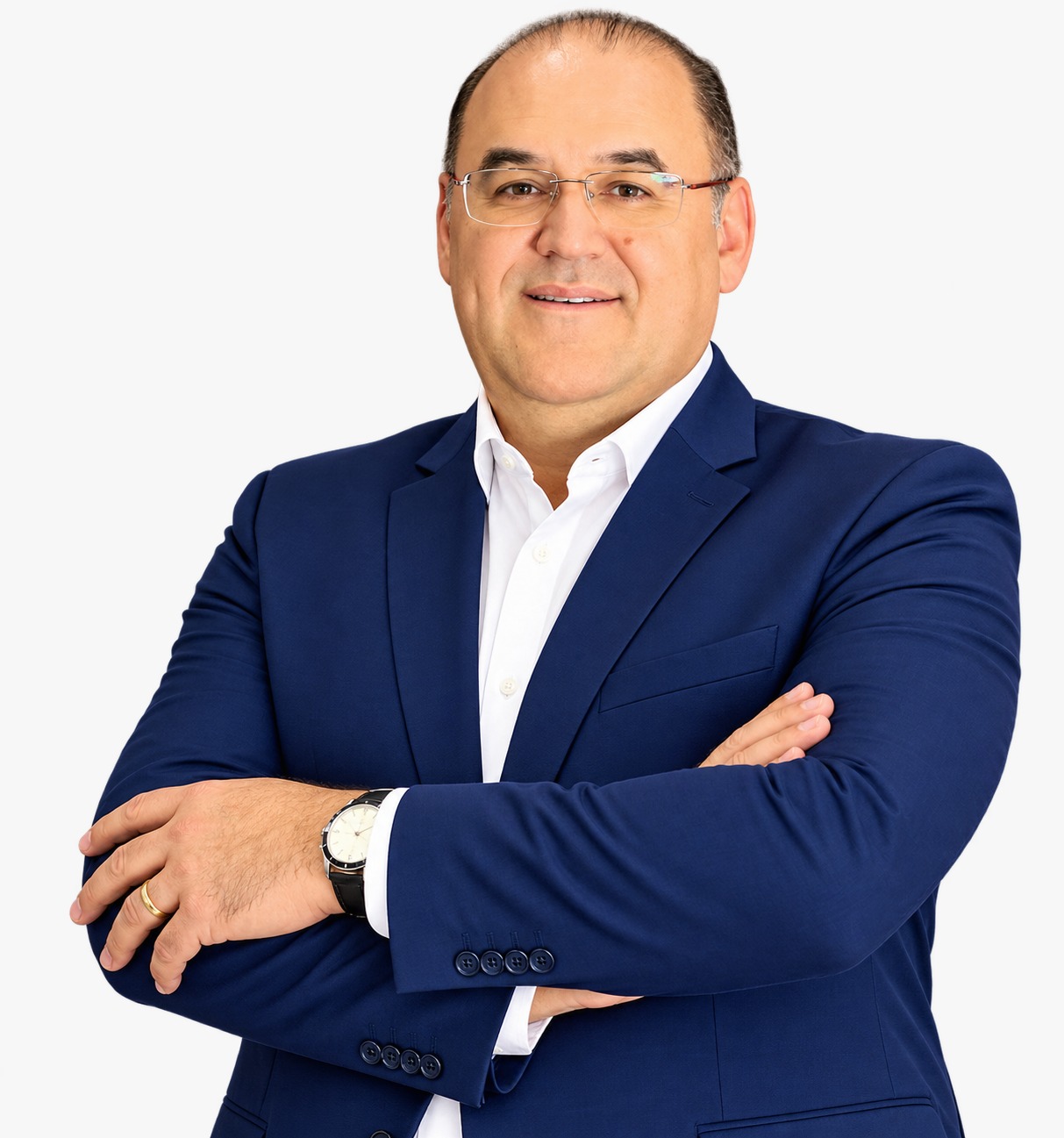 Pr. Jonas Lenso sorrindo, de terno azul